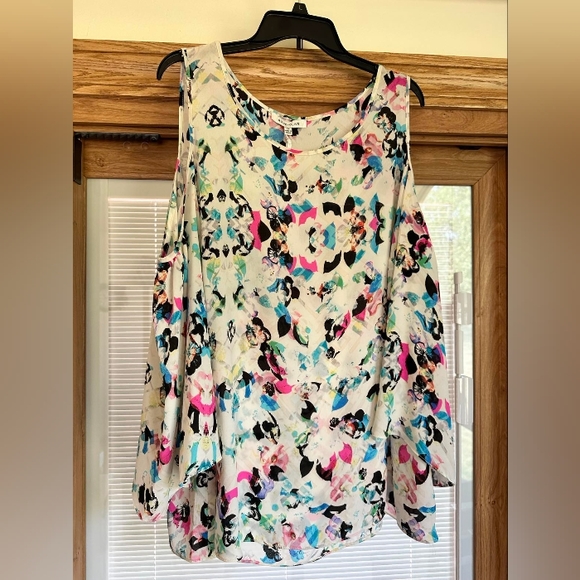 Rose & Olive Tops - Cold shoulder blouse abstract flower sz 2x